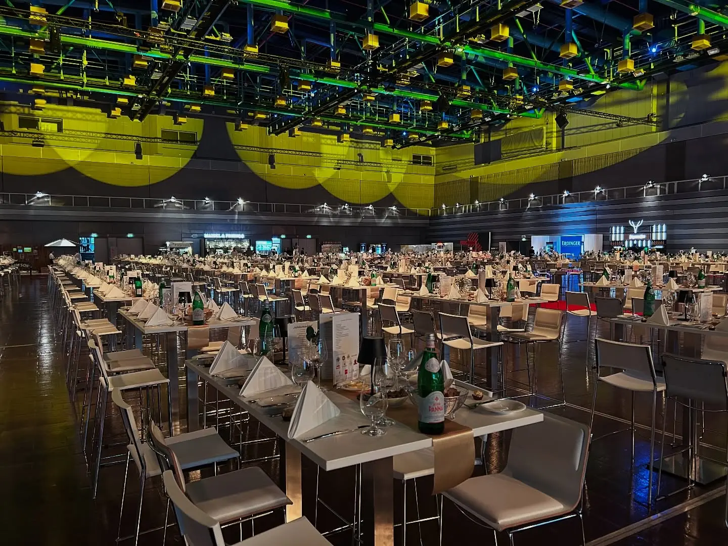 Festlich gedeckte Gala-Halle