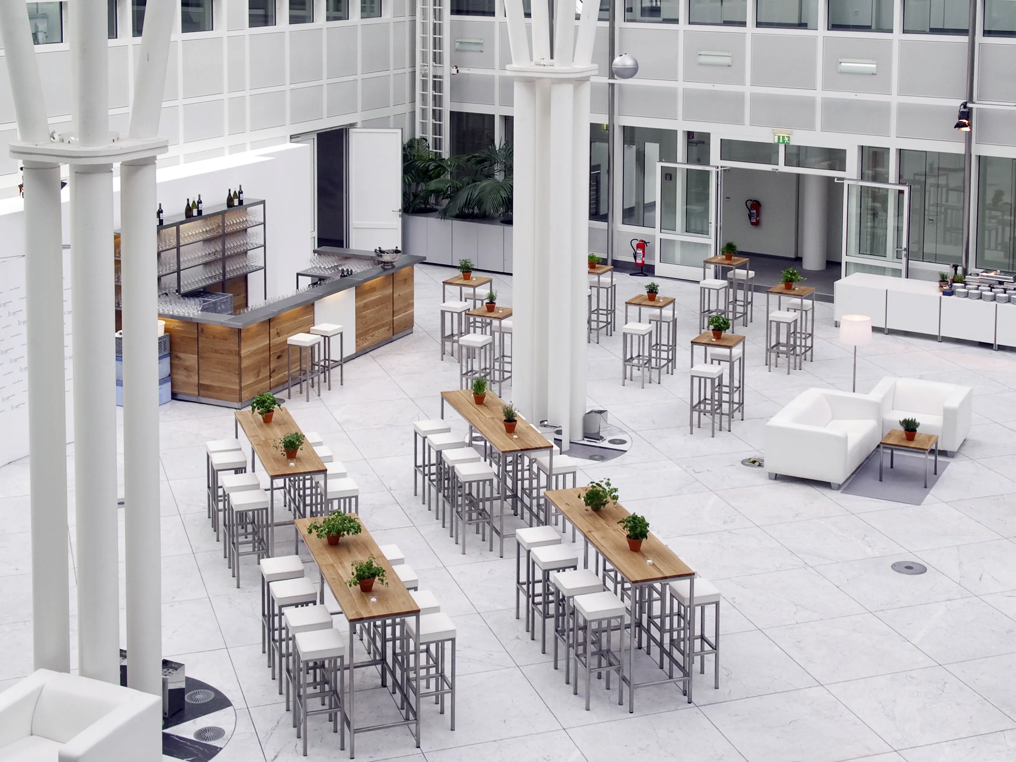 Mobile Bar mit Stehtischen und Lounge-Bestuhlung