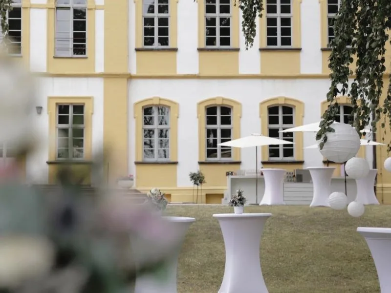 Empfang mit Stehtischen vor der Fassade