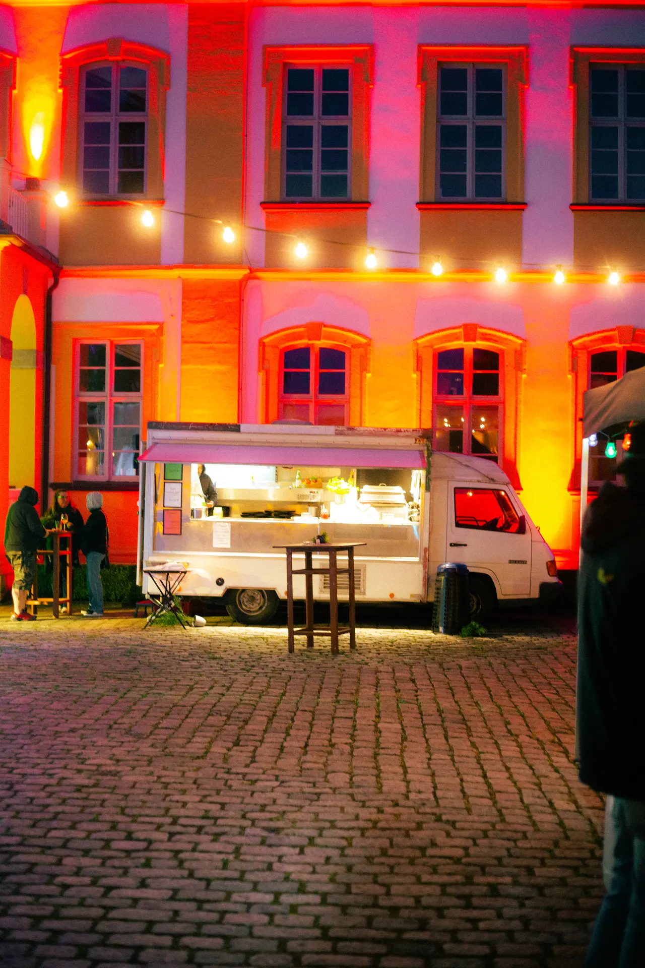 Stimmungsvolle Abendbeleuchtung im Innenhof von Schloss Jägersburg
