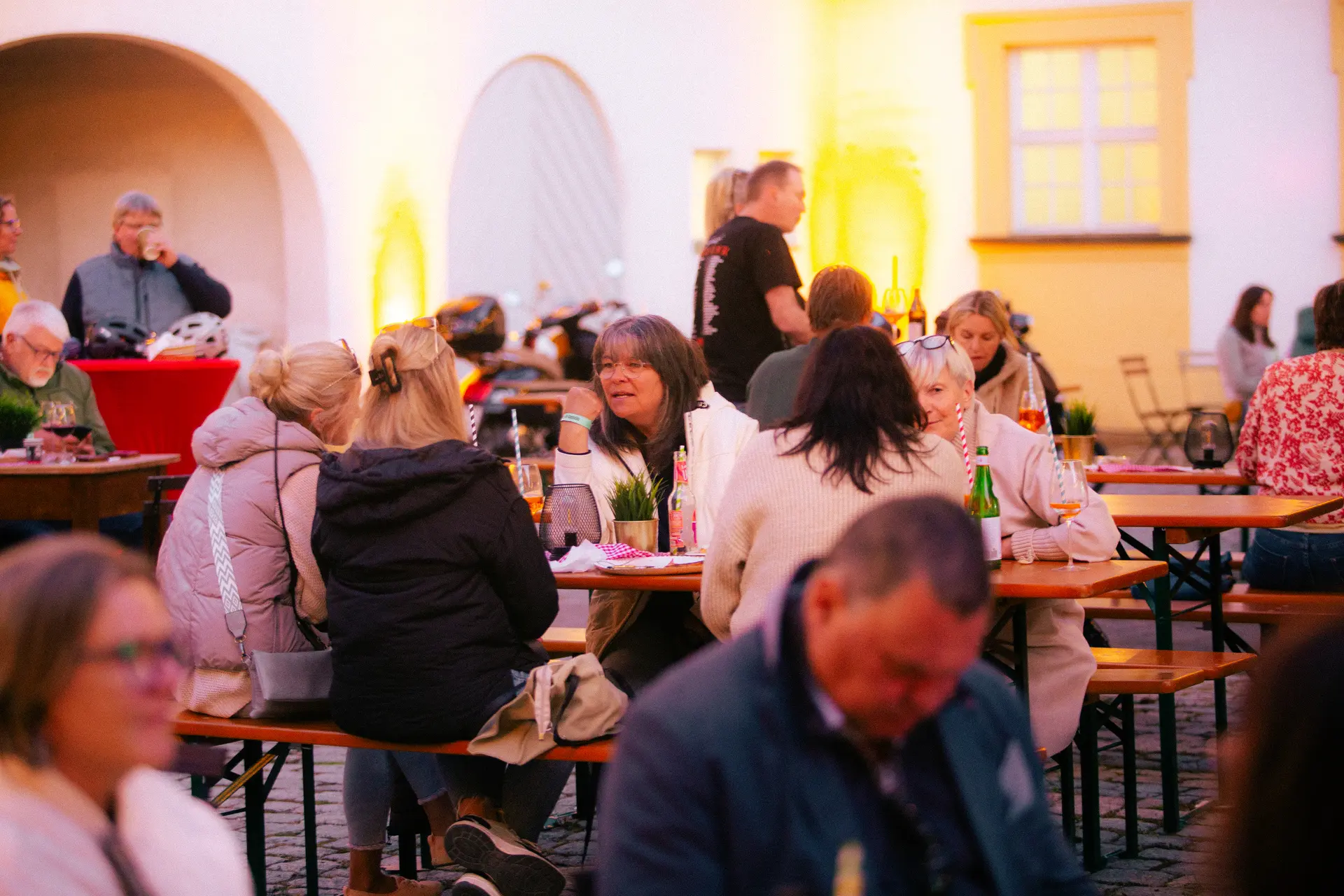 Abendliche Tafel im beleuchteten Schlosshof