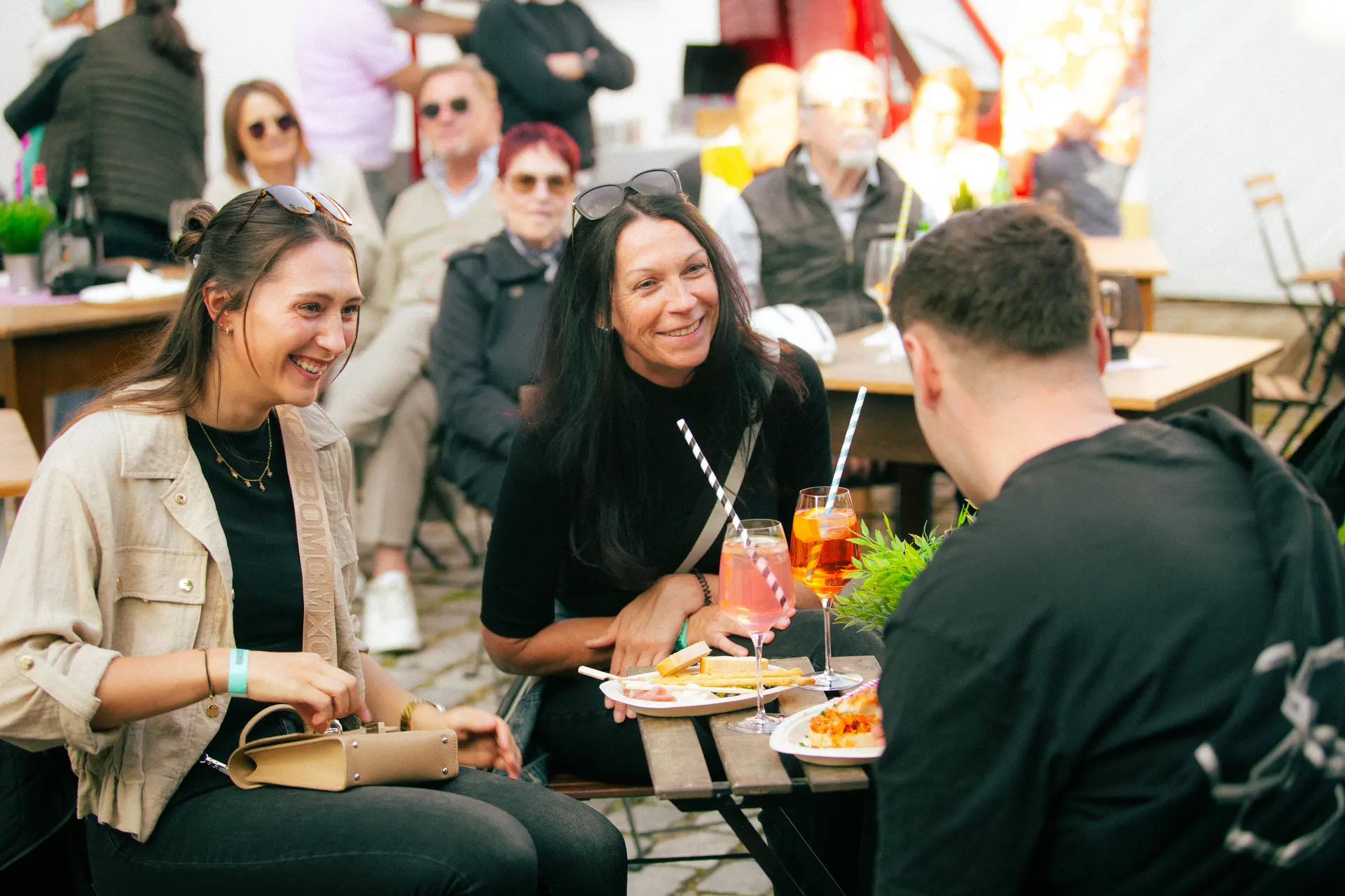 Aperitivo mit Freunden bei Dolce Vita Al Castello