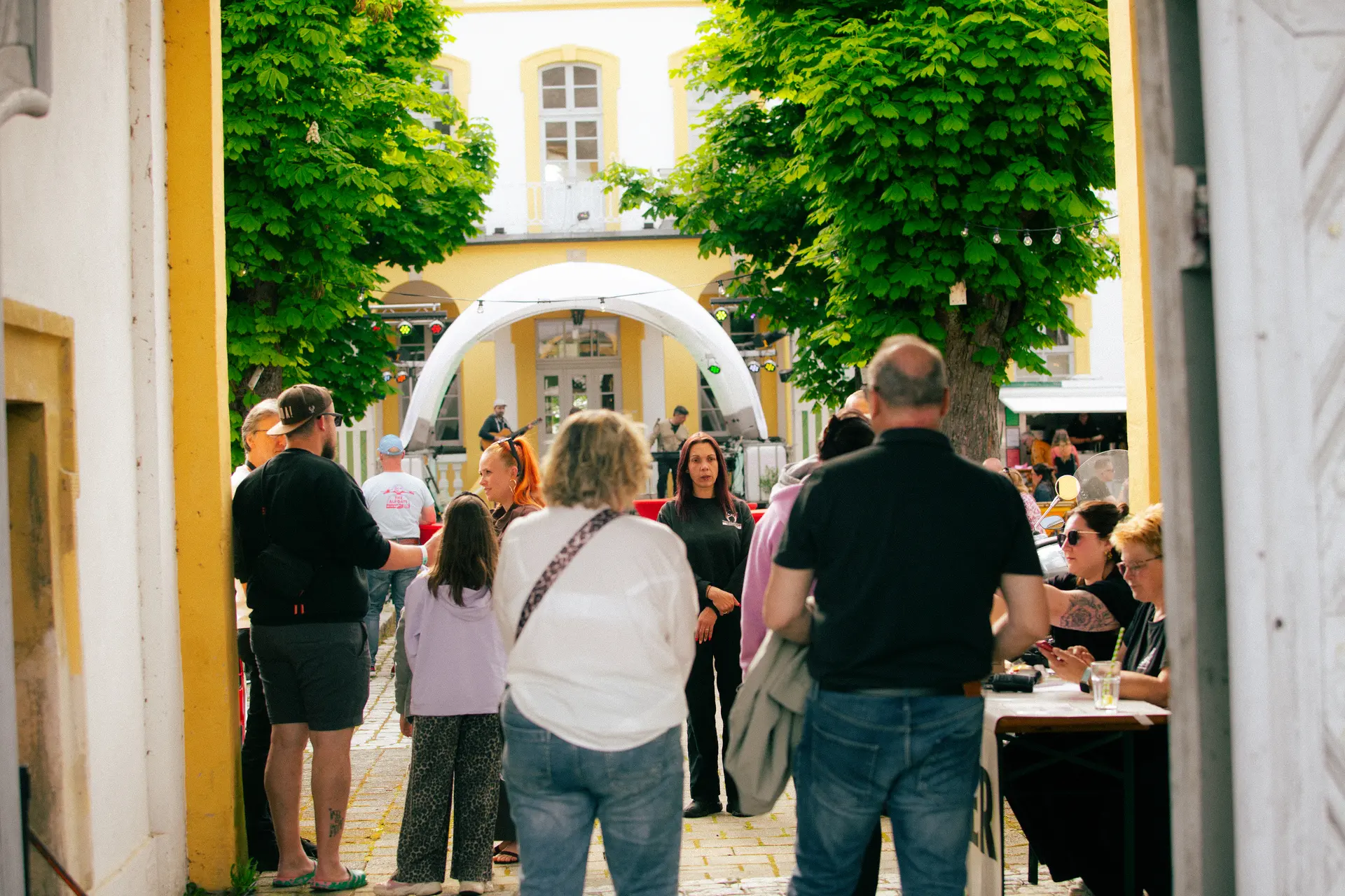 Besucher vor der Bühne bei Dolce Vita Al Castello