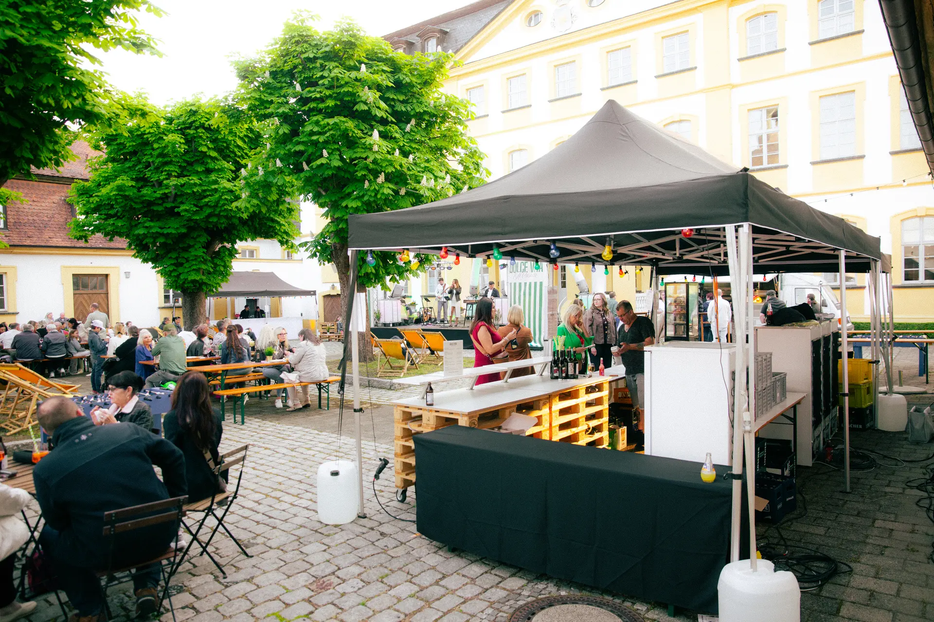 Foodtruck und Gäste im Innenhof von Schloss Jägersburg
