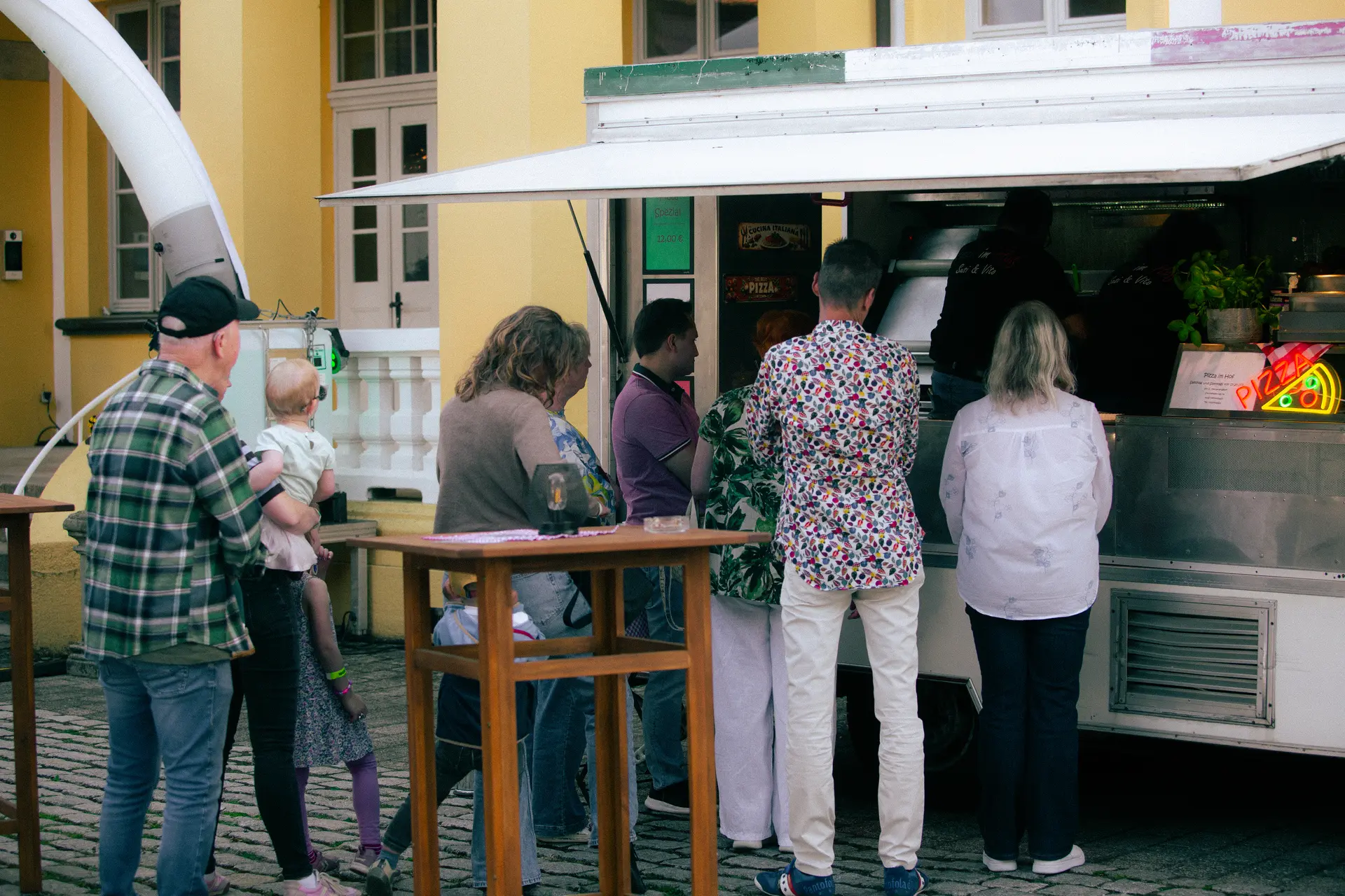 Gäste am italienischen Foodtruck