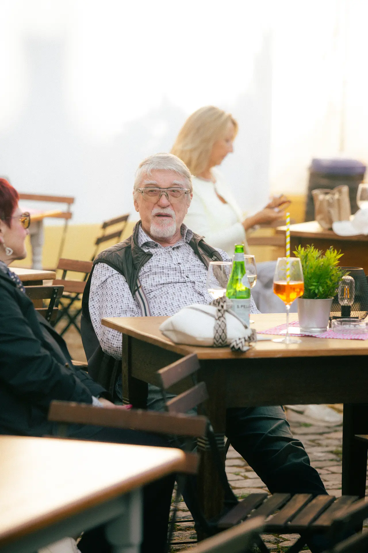 Gast genießt den Abend im Schloss Jägersburg