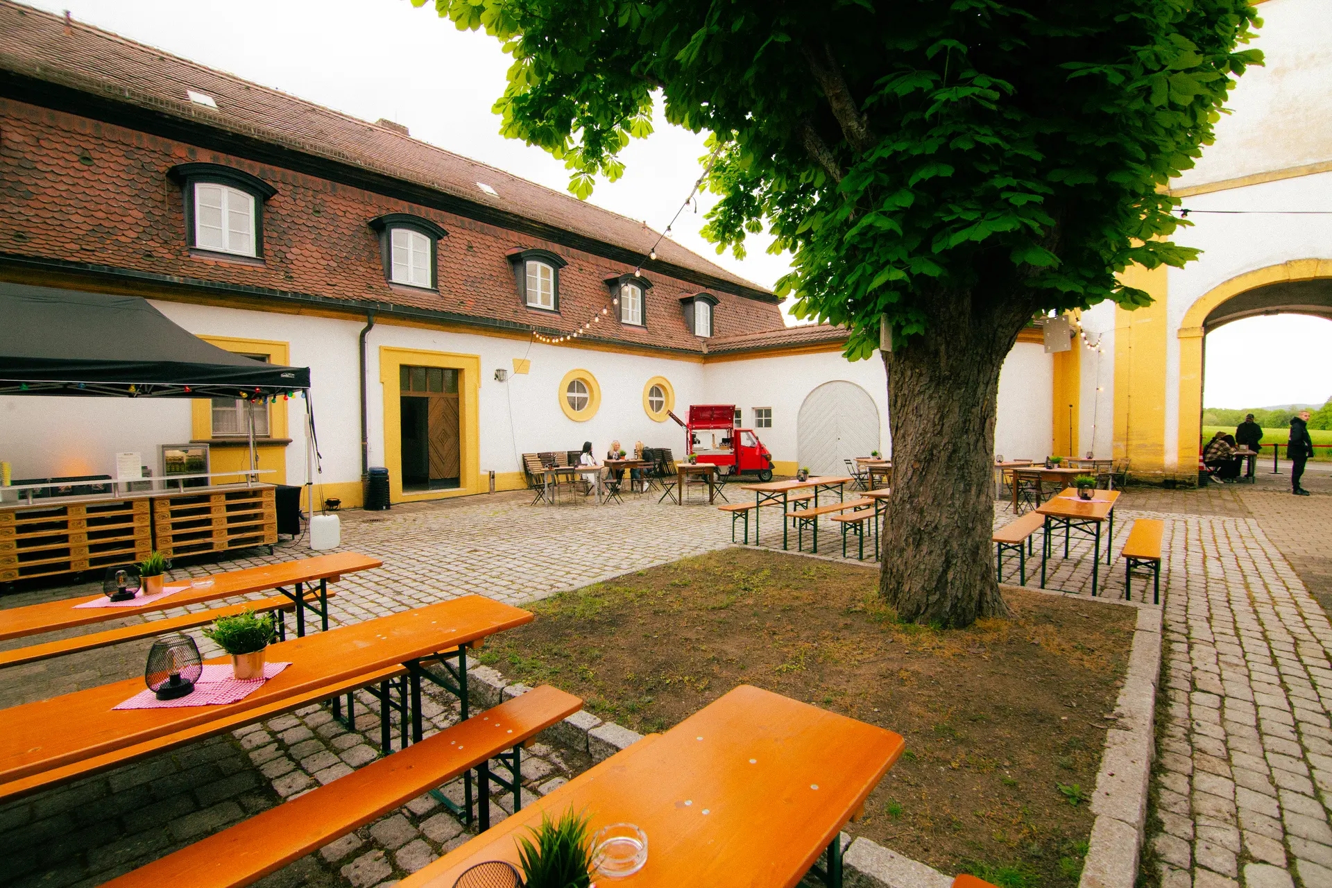Historischer Innenhof von Schloss Jägersburg während der Veranstaltung
