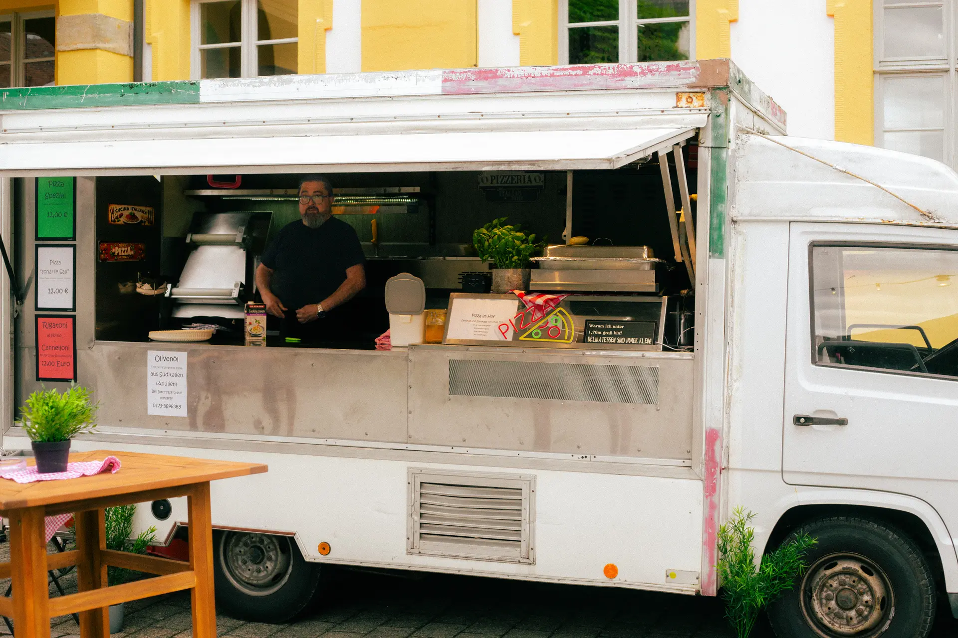 Italienischer Foodtruck im Schlosshof von Jägersburg