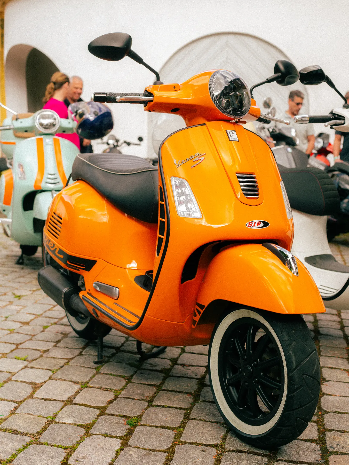 Orange Vespa bei Dolce Vita Al Castello 2026