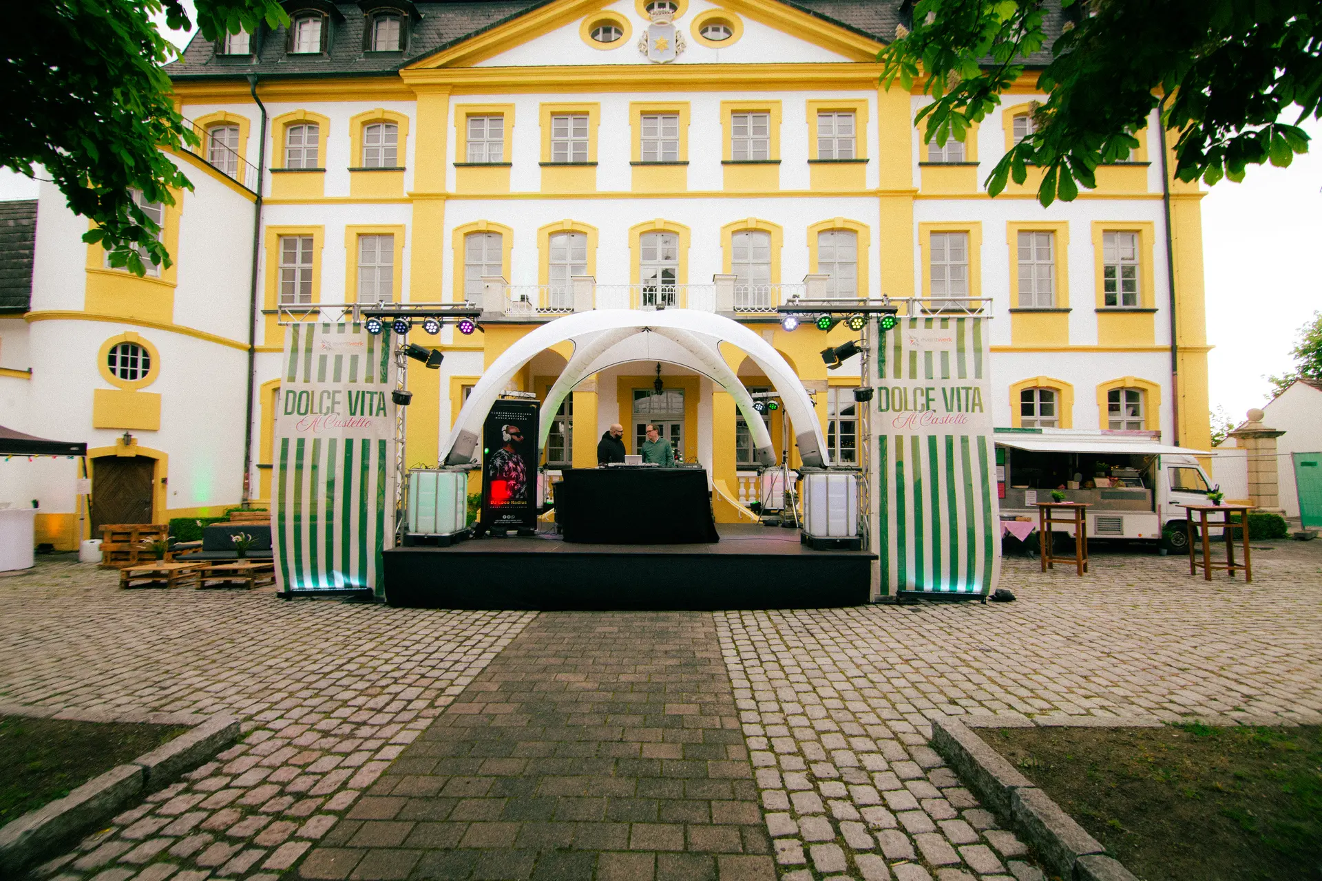 Bühne vor der Schlosskulisse bei Dolce Vita Al Castello