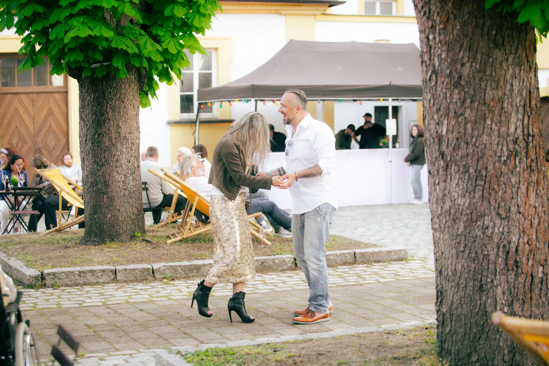 Service im historischen Innenhof von Schloss Jägersburg