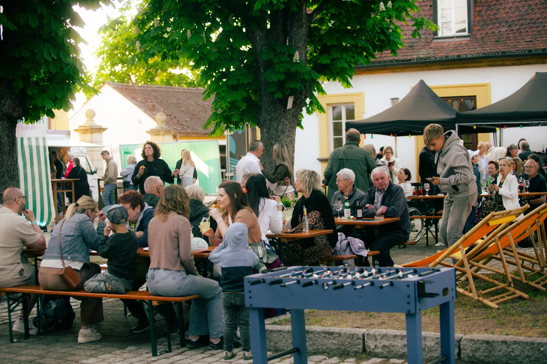 Gäste beim italienischen Sommerfest im Schloss Jägersburg