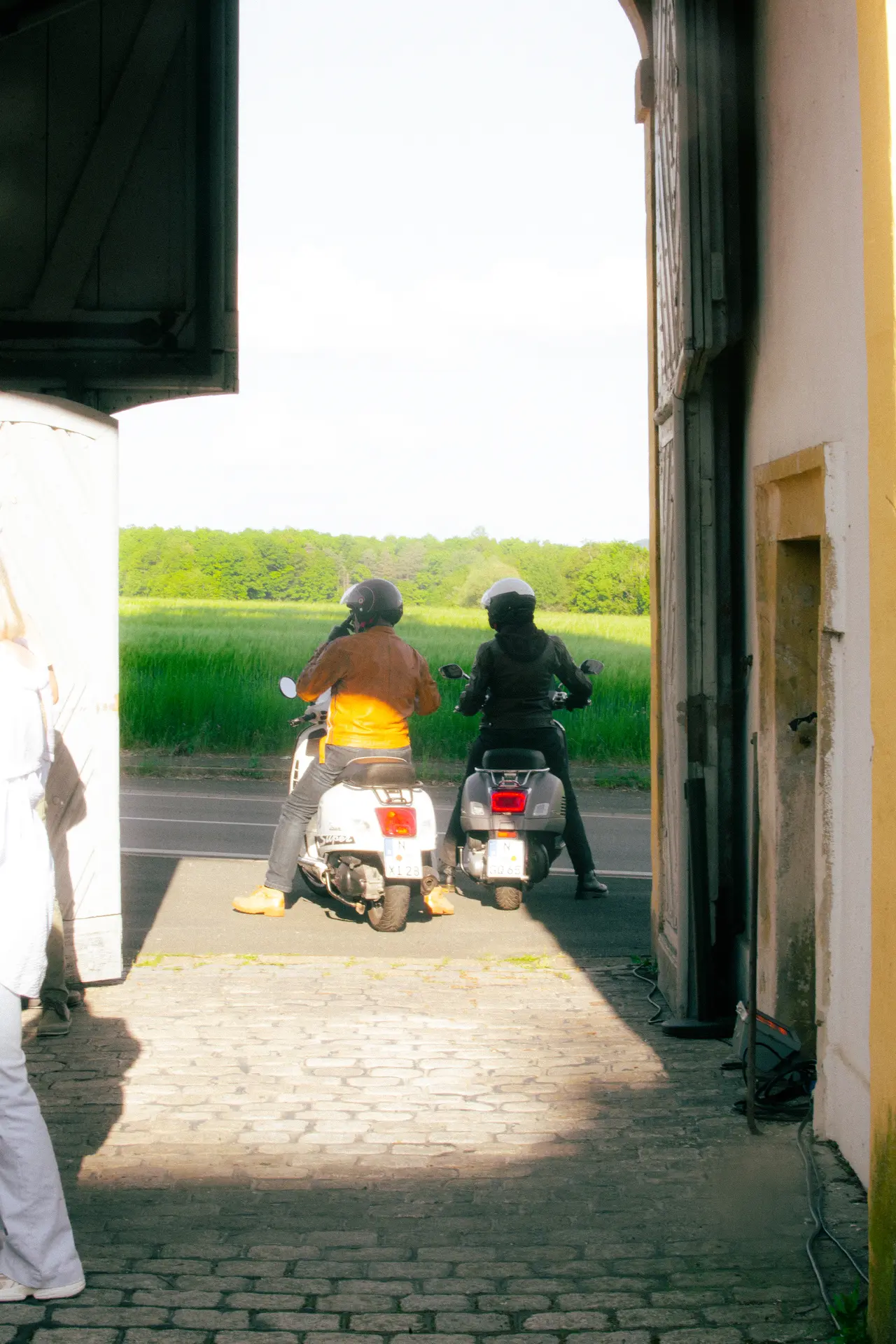 Vespa-Ausfahrt durch das Tor von Schloss Jägersburg