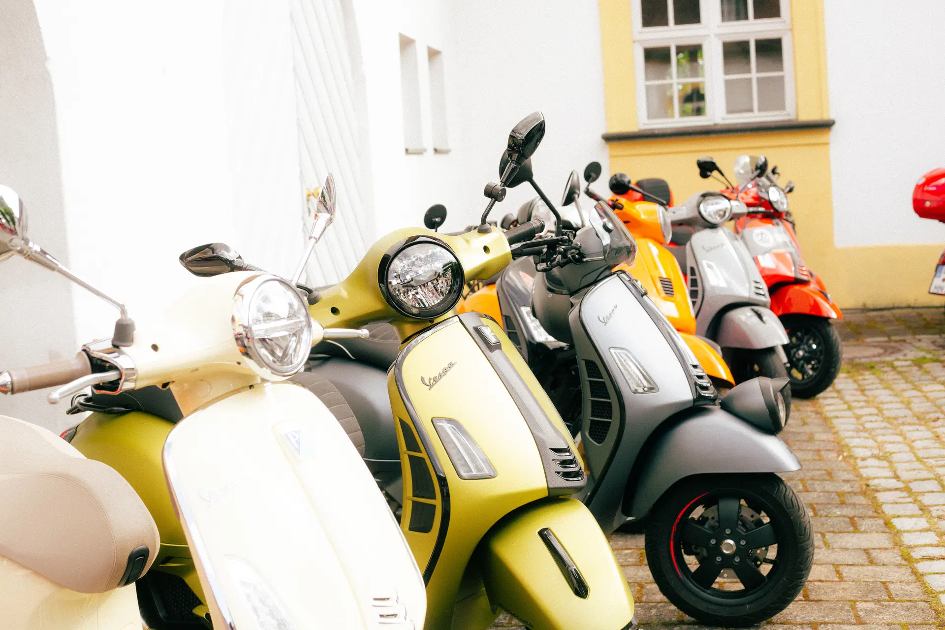 Vespa-Ausstellung im Innenhof von Schloss Jägersburg