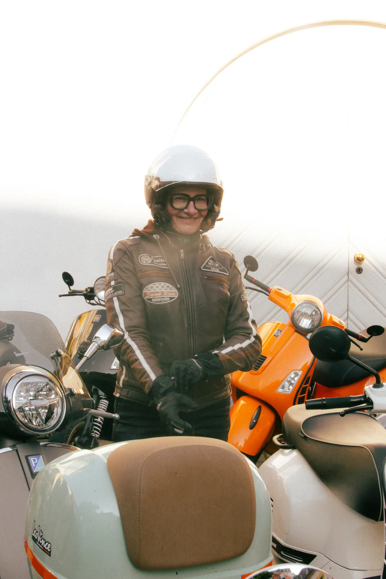 Vespa-Fahrerin bei der Veranstaltung im Schloss Jägersburg