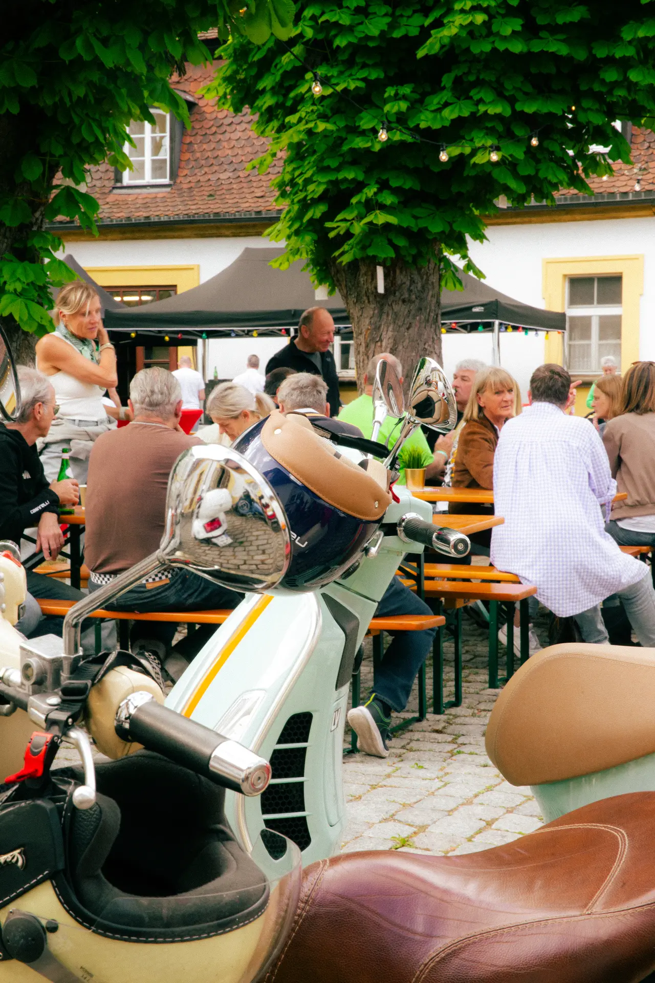 Vespa-Treffen mit Gästen im Schlosshof
