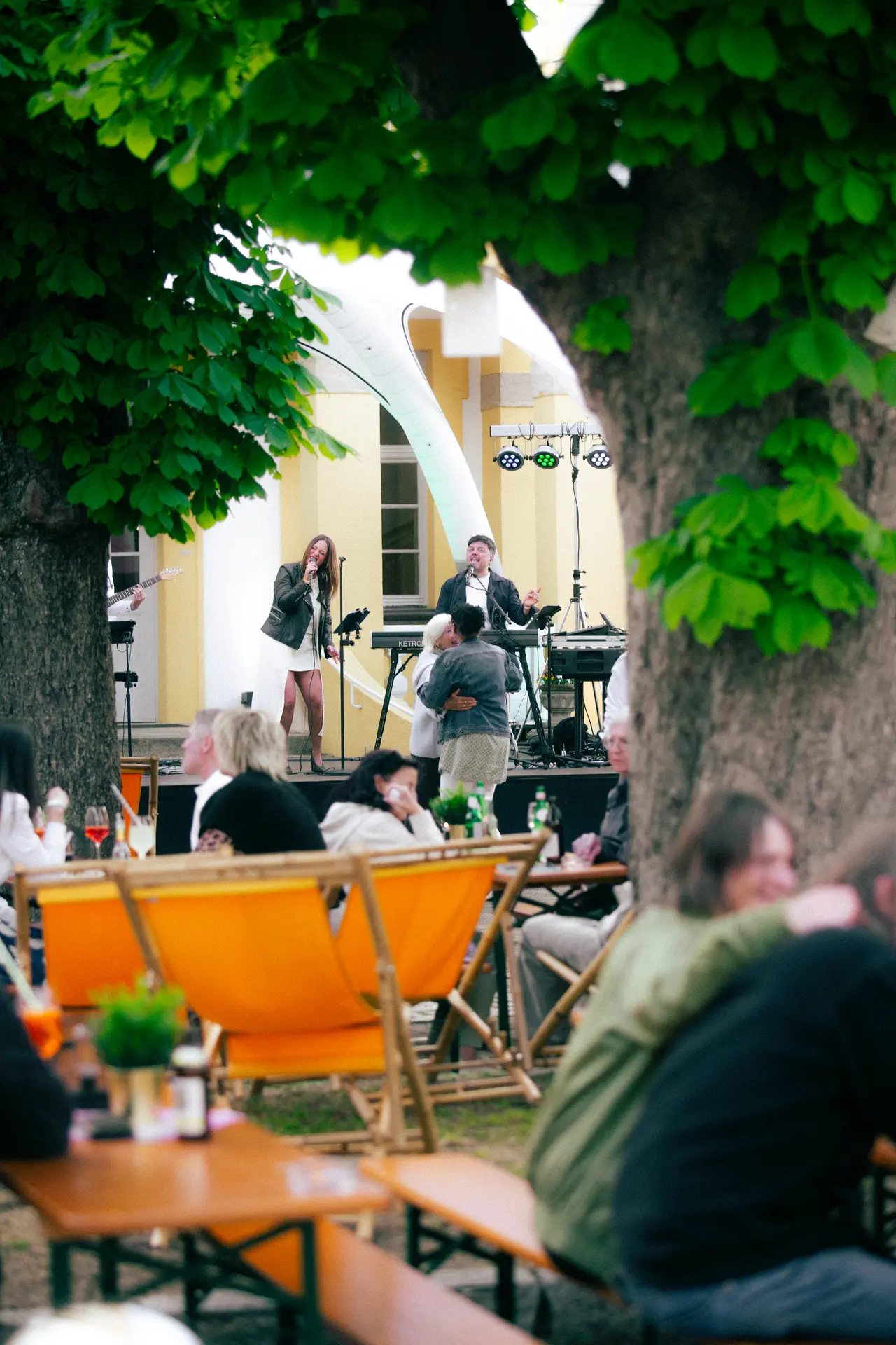 Pino Barone live vor dem Publikum im Schloss Jägersburg
