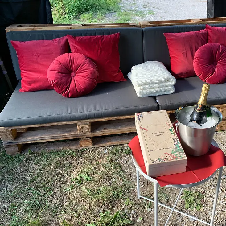 Paletten-Lounge im Grünen beim Sommernachtsball im Stadtpark Fürth