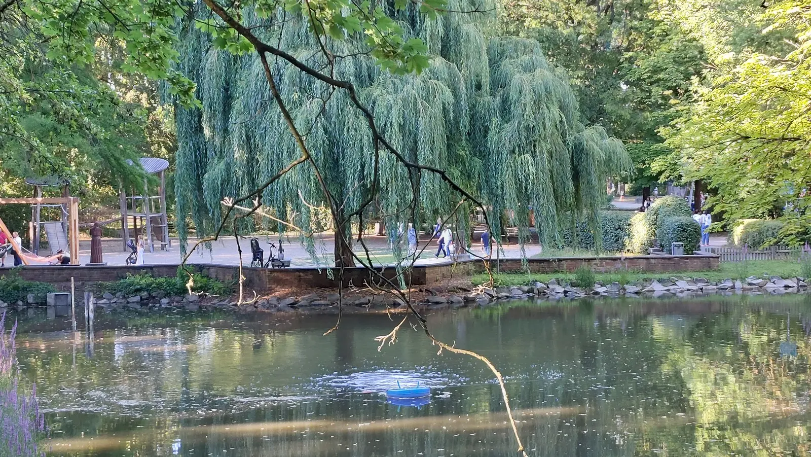 Gesamtansicht der See Lounge Area beim Sommernachtsball im Stadtpark Fürth
