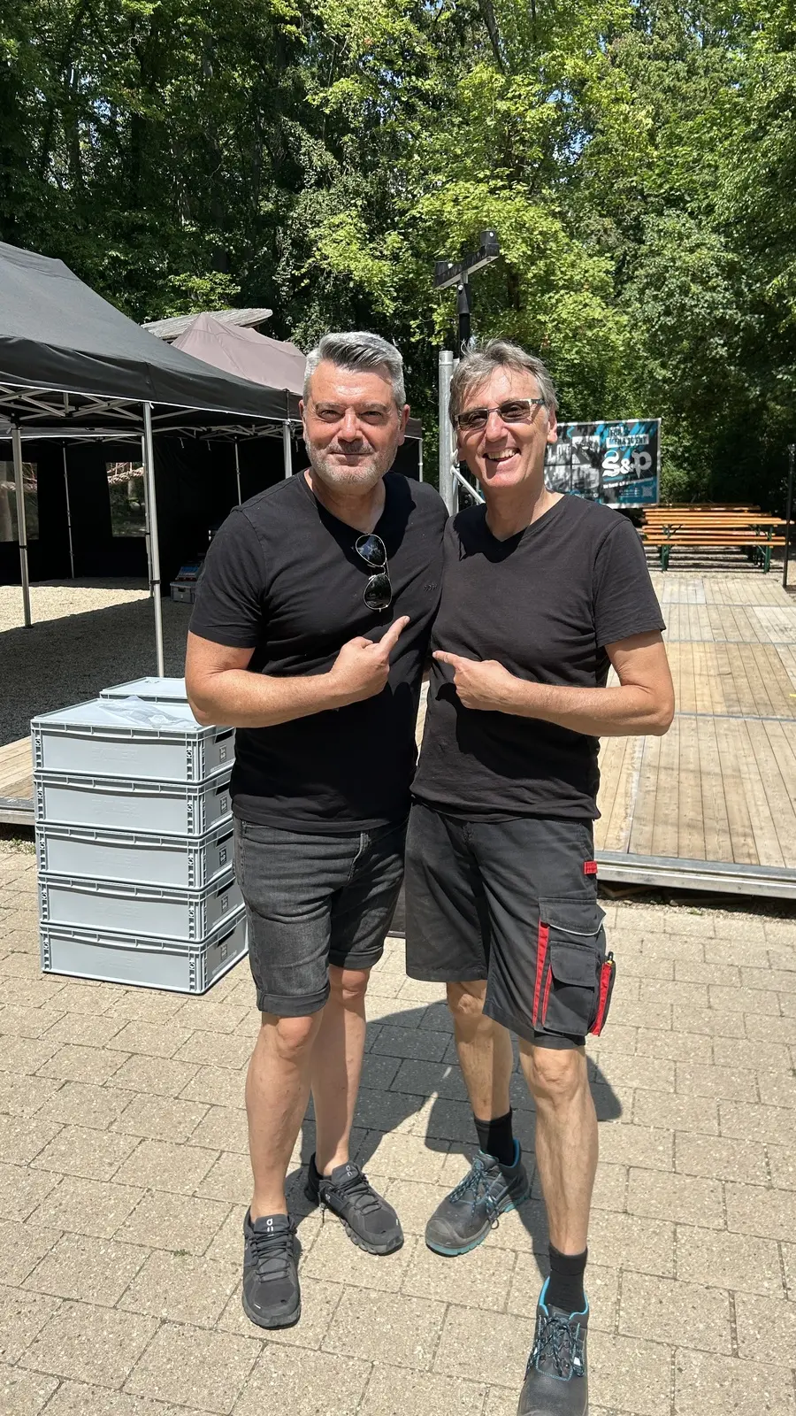 Patrick und sein Aufbaupartner in der See Lounge Area