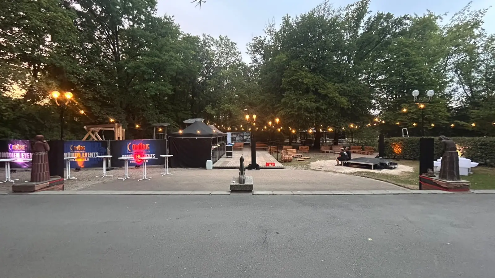 Beleuchtete See Lounge Area während des Aufbaus im Stadtpark Fürth