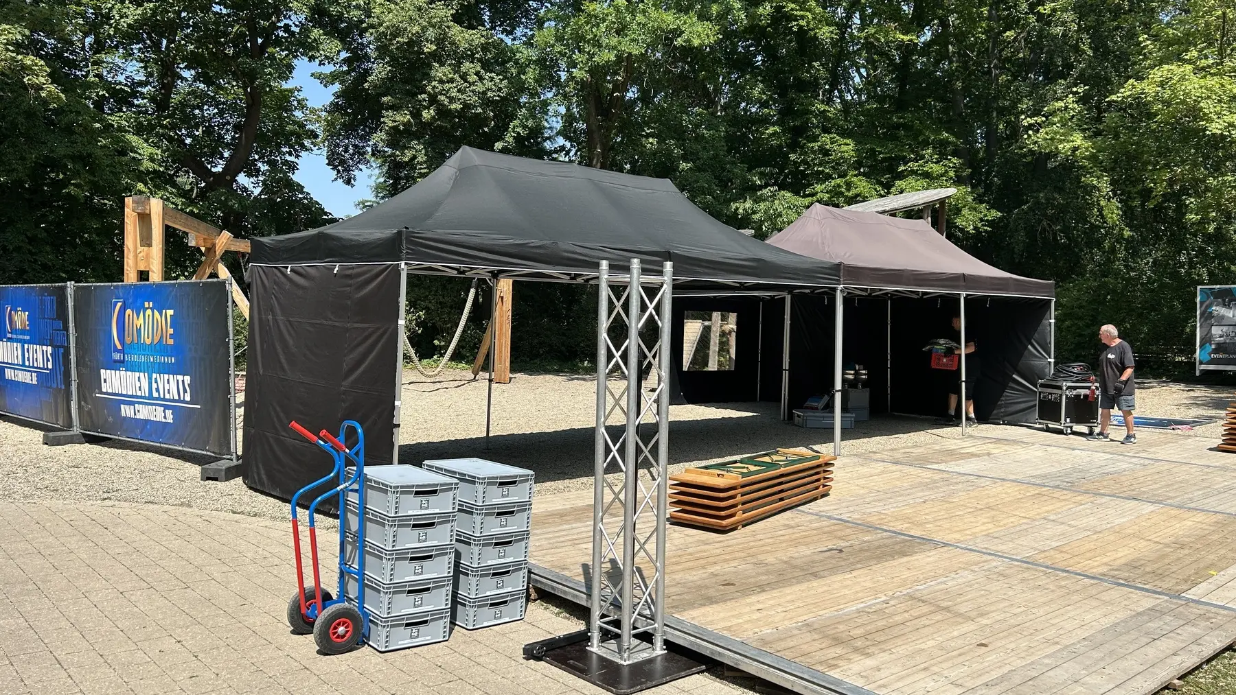 Aufbau von Bühne und Loungebereich für den Sommernachtsball Fürth